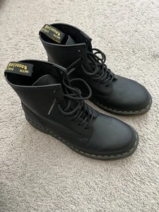 Dr. Doc Martens 11822 The ORIGINAL Black Leather AirWair Men’s 9 - Picture 1 of 3