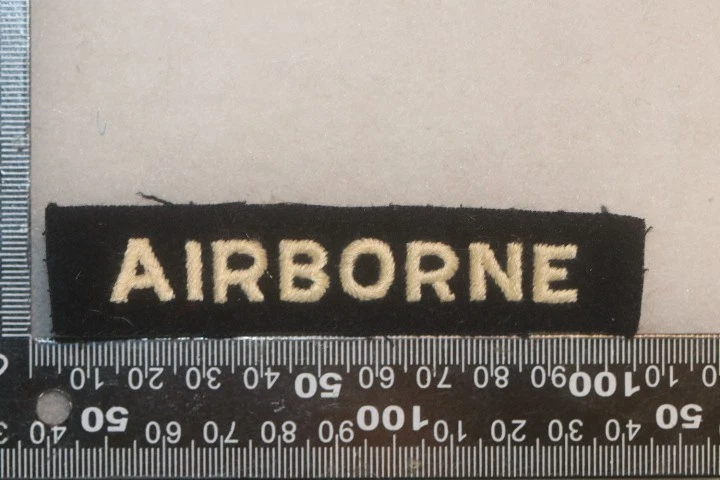 WW2 BRITISH ARMY AIRBORNE STRAIGHT SHOULDER TITLE WHITE ON BLACK - Image 1 of 1