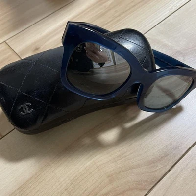 Gafas de sol Chanel azul marino ojo de gato con estuche Foto 1 de 4