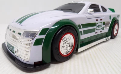 Camión de vacaciones de juguete Hess 2025 es de 2 corredores de autos en stock - luces, sonidos y baterías Foto 1 de 4