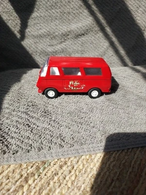 Furgoneta Fire Cheif de colección Tonka miniatura modelo a escala roja. Foto 1 de 4