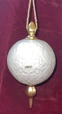 Lenox 1982 Primer Adorno Anual de Navidad Marfil China Bola Oro 24K Foto 1 de 4