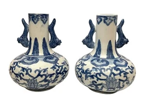 BEAUTIFUL PAIR CHINOISERIE BLUE WHITE PORCELAIN VASE JAR  FOO DOGS. Set Of 2 - Picture 1 of 8