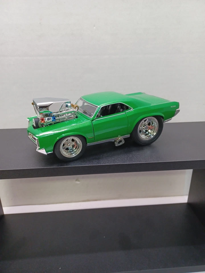 MUSCLE MACHINES 1:24, 1966 PONTIAC GTO Lime Green DIE-CAST- NO BOX B1 - Image 1 of 4