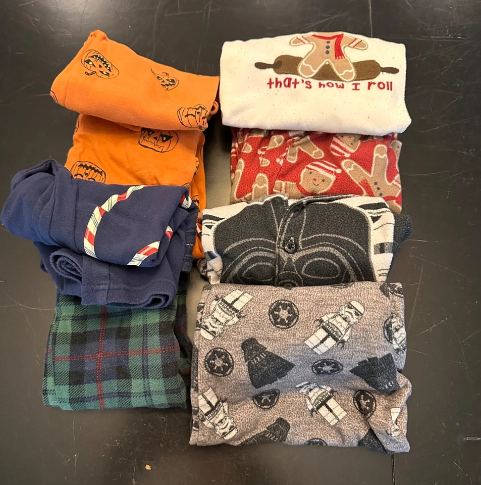 Lote de 4 pijamas de vacaciones 4/5 y 6T 2 pijamas de Navidad 1-Halloween 1-StarWars Foto 1 de 4