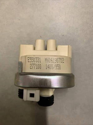 Pressostat MN06190702 pour pompe de cyclage lave-vaisselle Miele - Photo 1/4