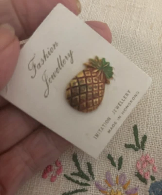 De Colección Hong Kong MCM 1" Mini PINAPPLE BROCHE Prendedor Joyería COBRE LATÓN Metal Verde Foto 1 de 4