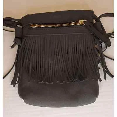 Bandolera Madden Girl gris imitación gamuza pequeña estilo suroeste con flecos Foto 1 de 4