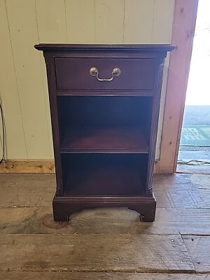 Тумбочка прикроватная Drexel подлинная красное дерево 27 × 16,5 × 14 - Изображение 1 из 4