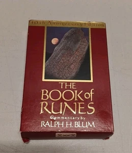 Das Buch der Runen Ralph Blum Hardcover 10th Anniversary Edition 25 Fliesen in Box - Bild 1 von 3