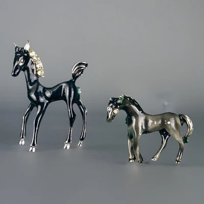 Винтажная брошь лот из 2 лошадь булавки серый черный эмаль 1» и 1-3/8» высотой - Изображение 1 из 4