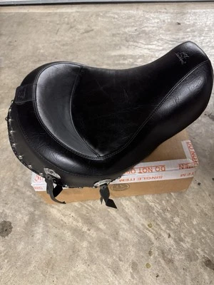 Dyna Mustang Seat - Imagem 1 de 4