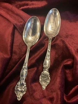 SERIE FLORAL #1 por Wallace-Juego de 2 cucharaditas esterlinas 5 7/8”-rosa silvestre e iris Foto 1 de 4