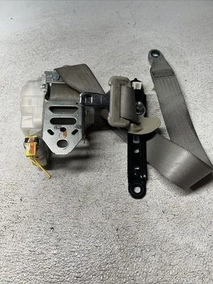 Retrator de cinto de segurança 2007-2011 TOYOTA CAMRY FABRICANTE DE EQUIPAMENTO ORIGINAL 3J082531 - Imagem 1 de 4