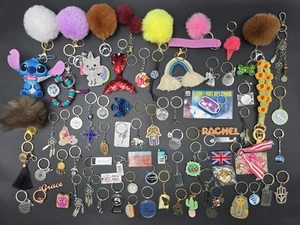 Lote de 74 Llaveros Varios Lindos Pom Pom Estilos Mixtos Únicos Coleccionables - Imagen 1 de 12