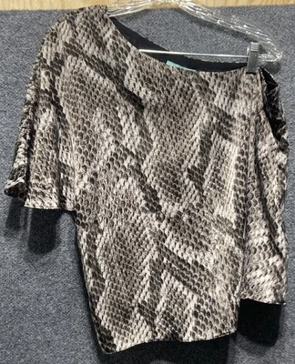 Camisa Karlie Feminina Tamanho Grande Preta Cinza Estampa de Cobra Leve do Ombro - Imagem 1 de 4