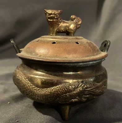 Quemador de incienso trípode de latón vintage - Foo Dog en la parte superior, motivos de dragón en el lateral Foto 1 de 4