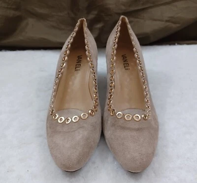 Bomba mujer VAN ELI Deana beige gamuza cuña festoneada remaches dorados EE. UU. 7M Foto 1 de 4