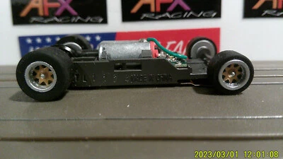 AFX RACING H.O. ESCALA MEGA G+ 1.7 CHASIS ESTRECHO LLANTAS PLATEADAS INSERCIÓN DORADA CÁMARA ROJA Foto 1 de 4