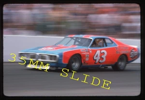 Diapositiva NASCAR ORIGINAL 35 MM - RICHARD PETTY 1975 #43 STP CARRERAS EN PISTA #ED9 - Imagen 1 de 1