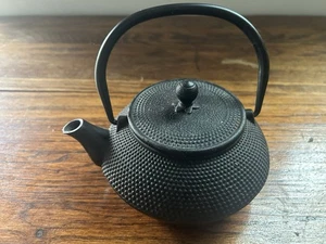 Japanische Teekanne schwarz Gusseisen - Bild 1 von 5