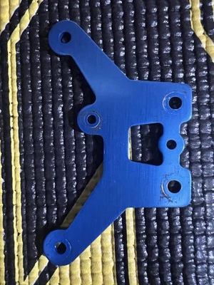 Placa superior delantera de aluminio azul OFNA 40030 Ravager 4.6/Violator 9.5 - Usada Foto 1 de 2