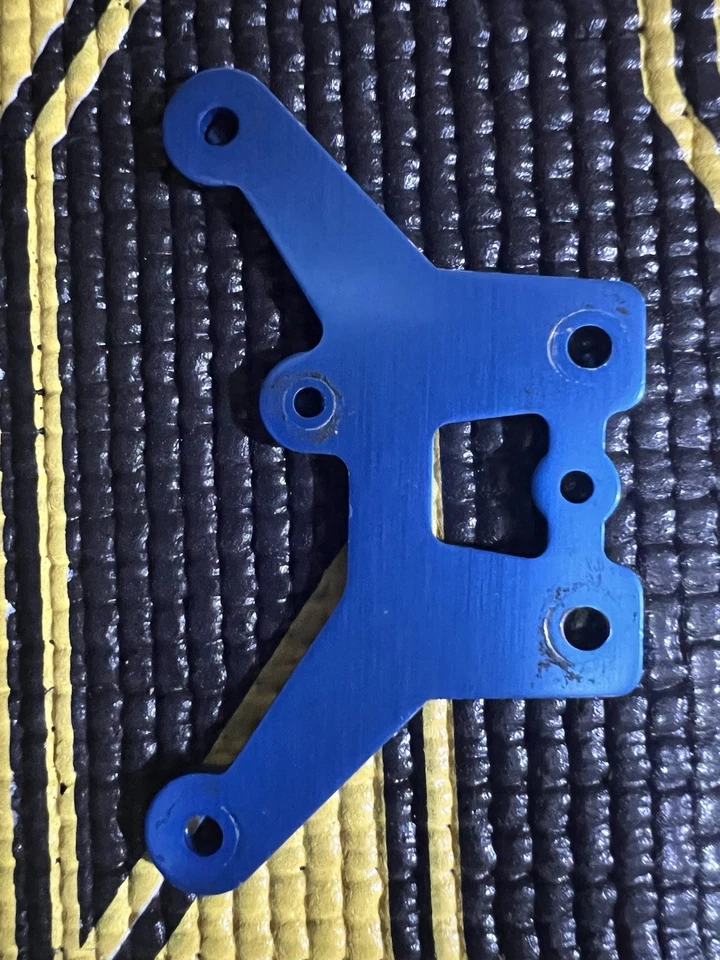 Placa superior delantera de aluminio azul OFNA 40030 Ravager 4.6/Violator 9.5 - Usada Foto 1 de 2