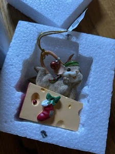 CHARMING TAILS WAITING UP FOR SANTA ORNAMENT - Bild 1 von 4