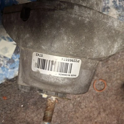 20841859 Soporte de montaje del motor LH OEM GM 2013-19 Cadillac ATS 14-19 CTS 2,0 L AWD Foto 1 de 2