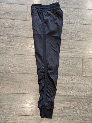 Pantalones de chándal Lululemon Dance Studio para mujer 6 Beyond the Studio negros elásticos Foto 1 de 4