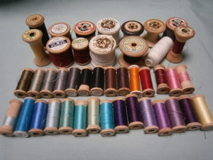 43 VINTAGE COTTON REELS - 38 WOODEN, 5 PLASTIC - MANY COLORS - SEWING - Picture 1 of 3