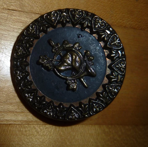 Large 1 3/8" HEART BORDER HOUND HEAD  IN TALLY HO HORN old brass button Cover