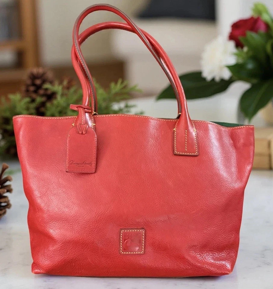 "Bolso de hombro Dooney Bourke Russel de cuero florentino rojo 17,5"" x 10"" x 6,25" Foto 1 de 4