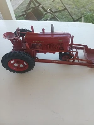 Tractor McCormick Farmall 400 de juguete de granja Eska 1/16 Foto 1 de 4