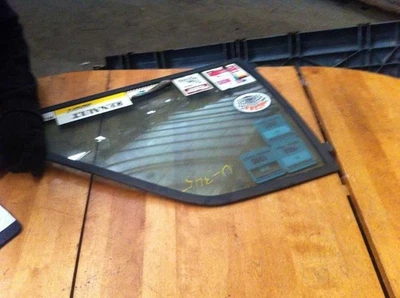 82 83 84 85 RENAULT FUEGO ЛЕВЫЙ ДРАЙВЕР ЧЕТВЕРТЬ СТЕКЛА ПОДВИЖНЫЙ - Изображение 1 из 4