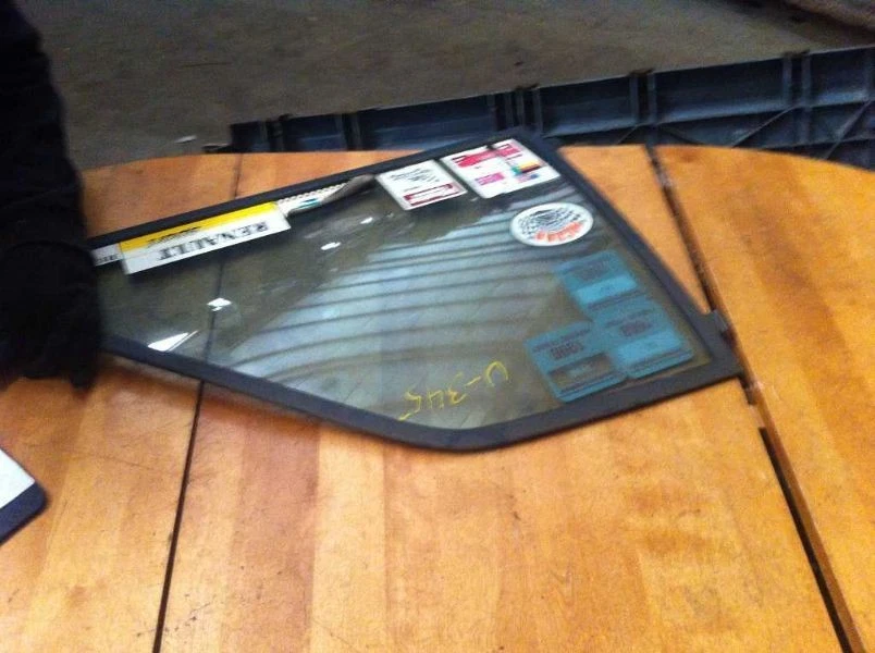 82 83 84 85 RENAULT FUEGO CUARTO CONDUCTOR IZQUIERDO CRISTAL MÓVIL Foto 1 de 4