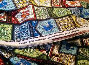 Tessuto Harry Potter tessuto vetro colorato Hogwarts Grifondoro venduto da mezza iarda - Foto 1 di 2