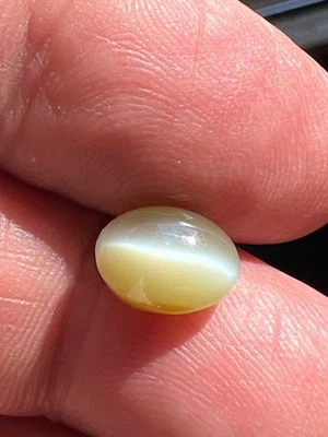 Cabujón ovalado natural ojo de gato crisoberilo 4,01 ct 10 x 7,8 x 5,5 mm Foto 1 de 4