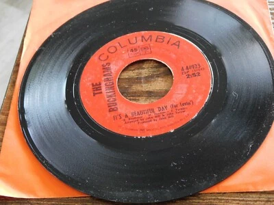THE BUCKINGHAMS IT'S A BEAUTIFUL DAY / DIFFERENCE OF OPINION 45 RPM RECORD 067 - Image 1 of 2