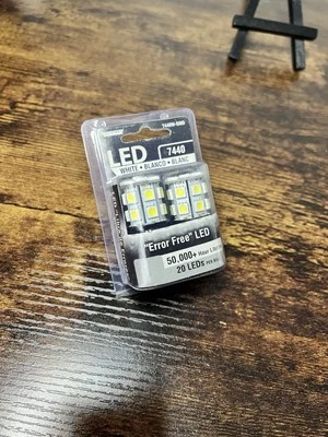 Pacote com 2 lâmpadas Dorman LED 20 LEDs por lâmpada sem erro 7440W-SMD branco 50.000 horas - Imagem 1 de 2