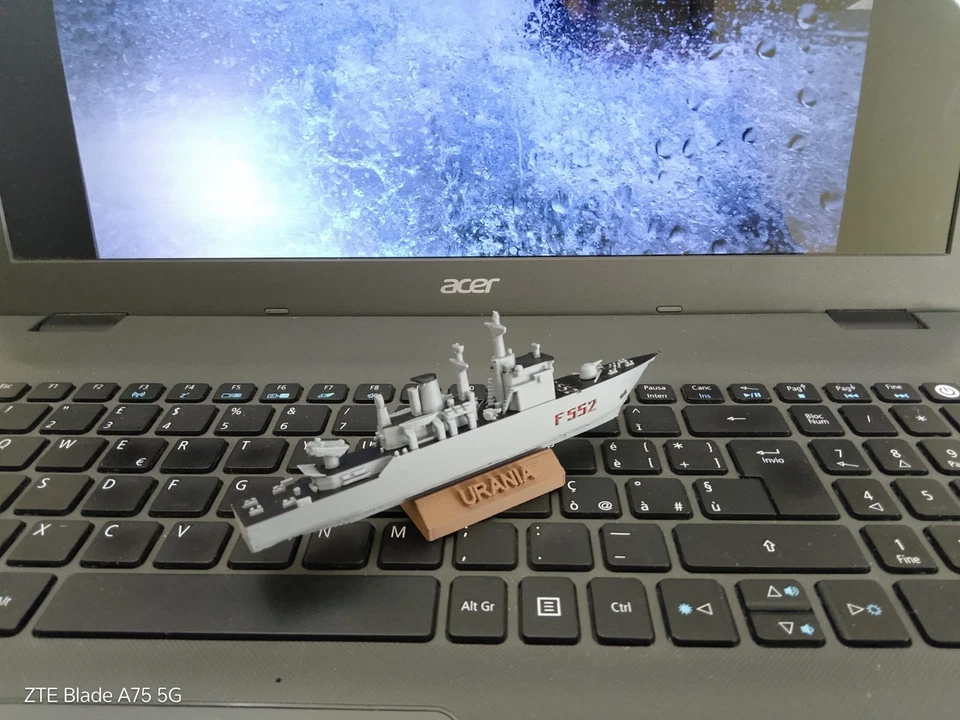 Modello Nave Marina Militare Corvetta classe Minerva URANIA F552 1:650 - Immagine 1 di 4