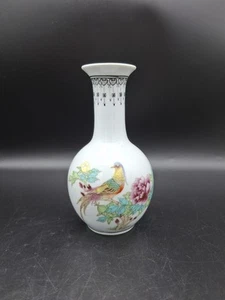 A Chinese famille rose porcelain vase . 20th century. - Picture 1 of 9