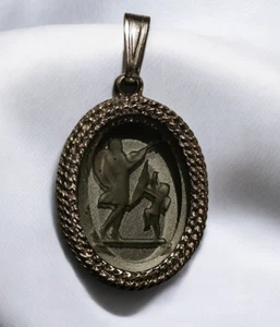 Goldette Intaglio Venus Cupid Pendant Reverse Carved Cameo Smoky Glass Vtg - Picture 1 of 4
