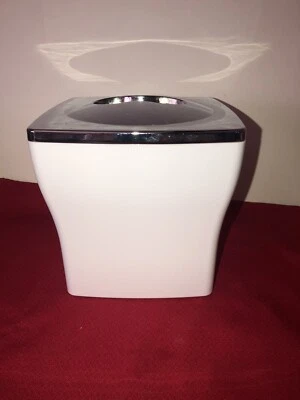 CAJA DE PAÑUELOS VERTICALES LUCITE BLANCA CON CUBIERTA DE METAL PLATEADO EXTRAÍBLE DISEÑO INTER Foto 1 de 4