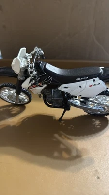 Литой под давлением мотоцикл Welly Suzuki DR-Z400 масштаб 1:18 Dirt Bike - Изображение 1 из 4