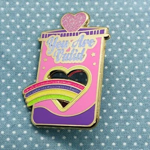 Pin de solapa de corazón arco iris inspirador personalizado You Are Valid de Kity Crylics - Imagen 1 de 2