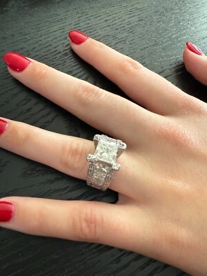 Un anillo de compromiso de diamantes de oro blanco de 18 quilates. Foto 1 de 4