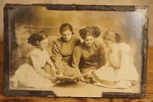 Antikes Foto junge Mädchen Leseglas gerahmt - Bild 1 von 3