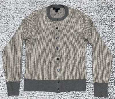 J. Cardigã Crew feminino em ziguezague com botões suéter pequeno cinza e branco - Imagem 1 de 4