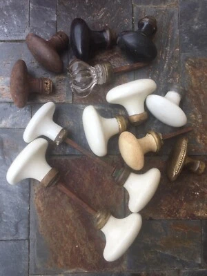 LOT DE 14 POIGNÉES DE PORTE ANCIENNES EN PORCELAINE ,MÉTAL ,VERRE..+2 KG ENVIRON - Photo 1/4